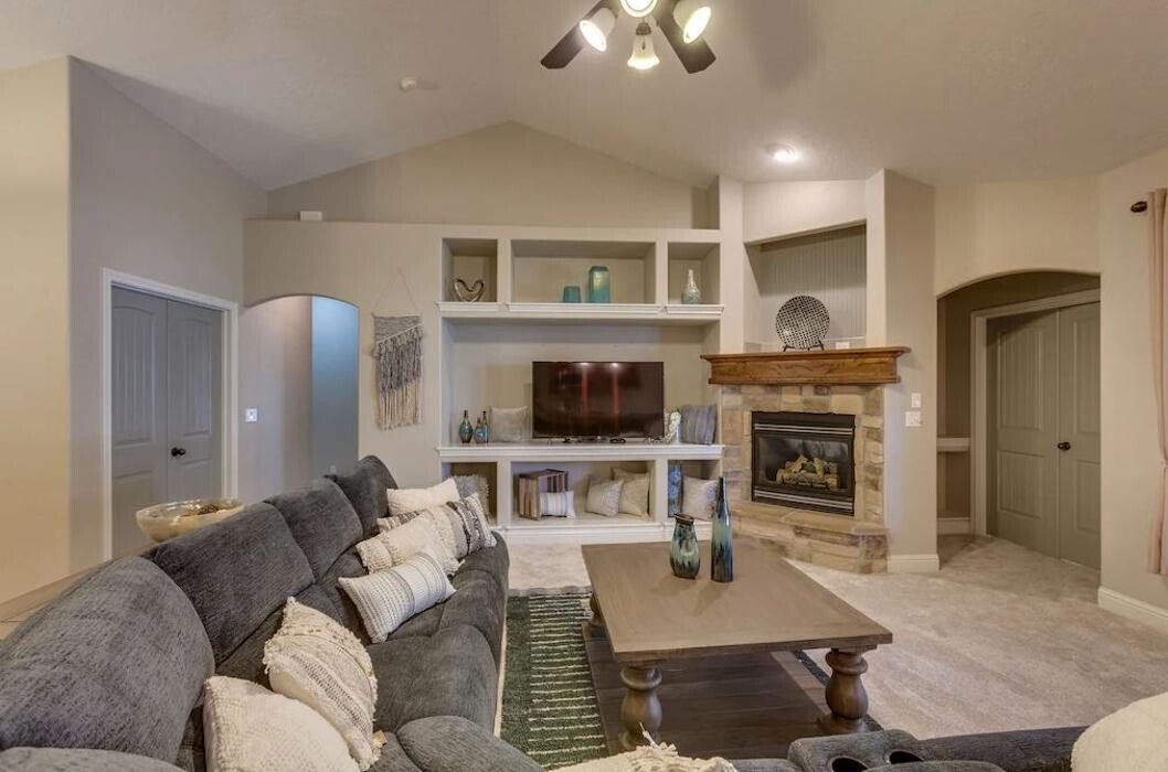Images Abmont Realty Group