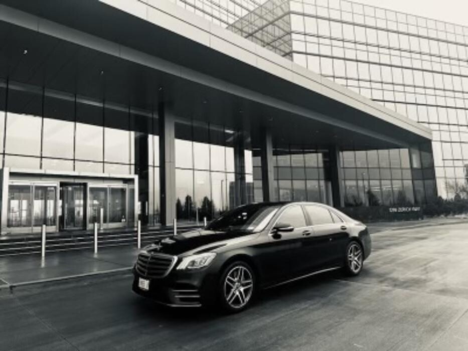 Images Royal Limo Services - Chicago Ohare Executive Limo Service -Chauffeur Services