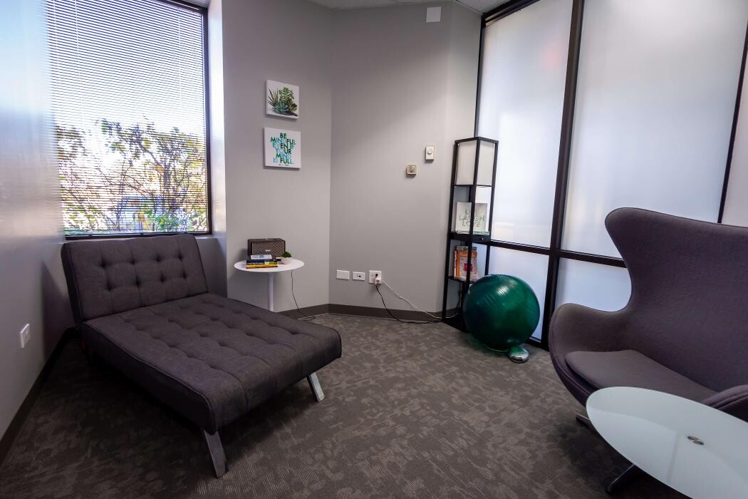 Images Symetria - Vernon Hills Outpatient Rehab & Suboxone Clinic