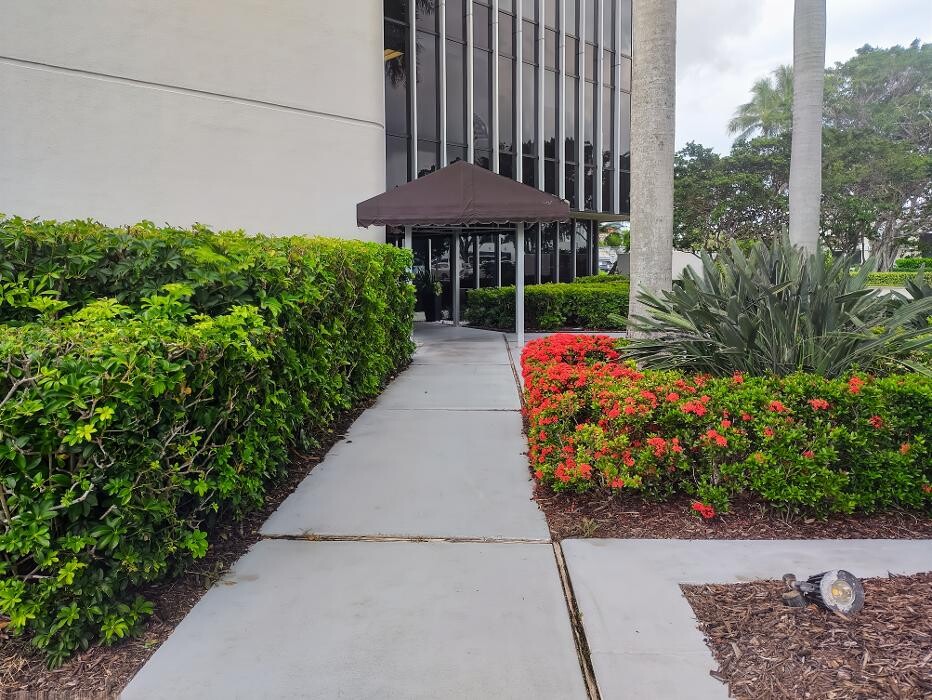 Images Regus Tamiami Trail N