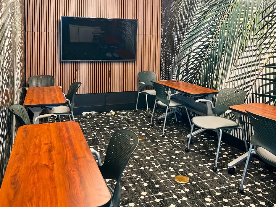 Images Regus Palm Springs