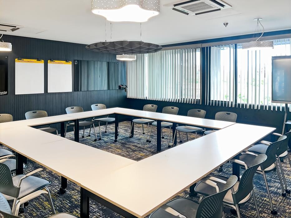 Images Regus Palm Springs