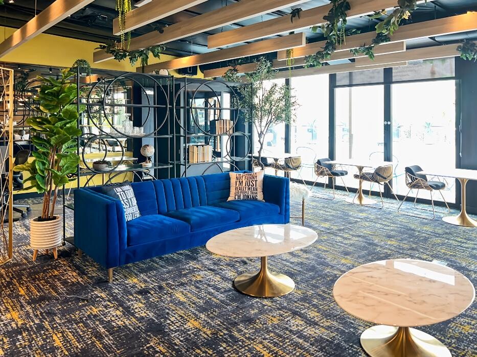 Images Regus Palm Springs