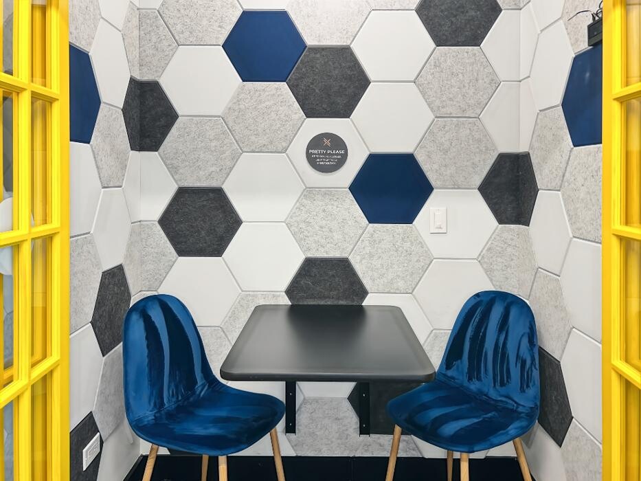 Images Regus Palm Springs