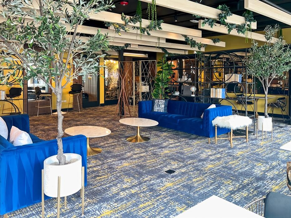 Images Regus Palm Springs