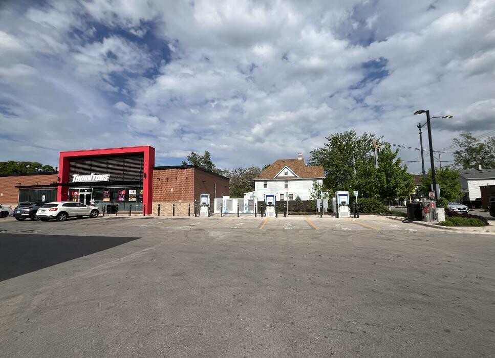 Images bp pulse Charging Station