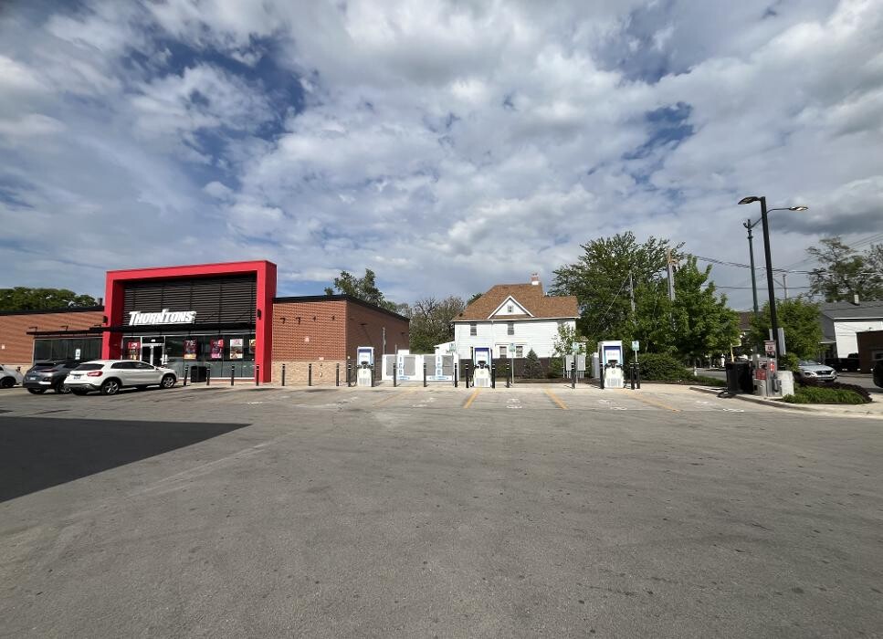 Images bp pulse Charging Station