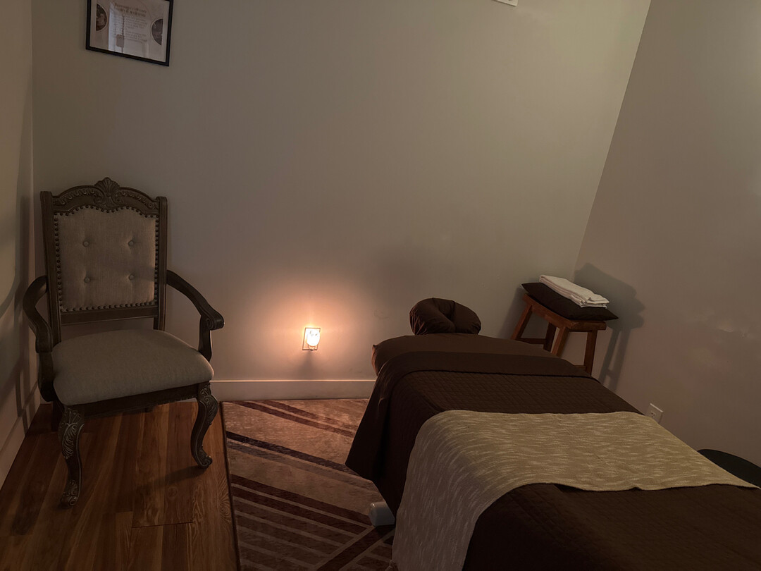 Massage Refresh Health & Wellness Logo