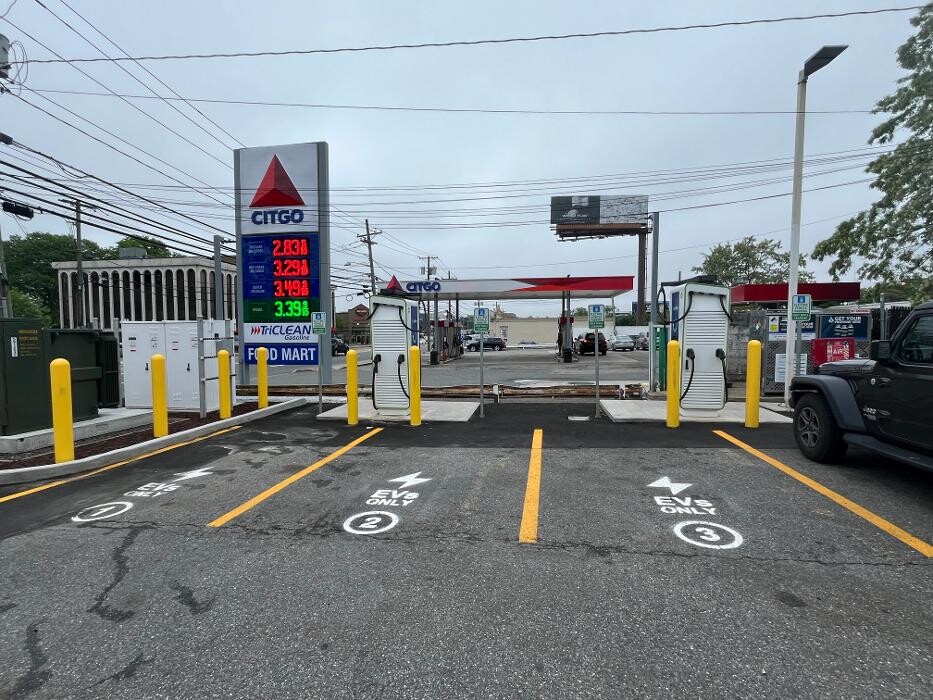 Images bp pulse Charging Station