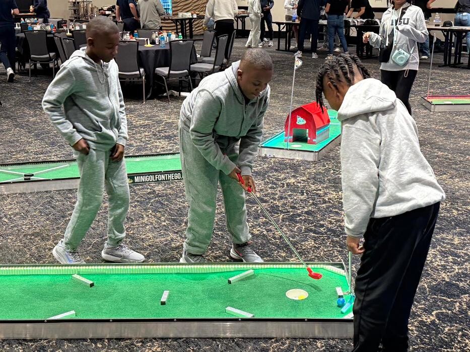 Images Mini Golf on the Go-Arizona's Mini Golf that Comes to You