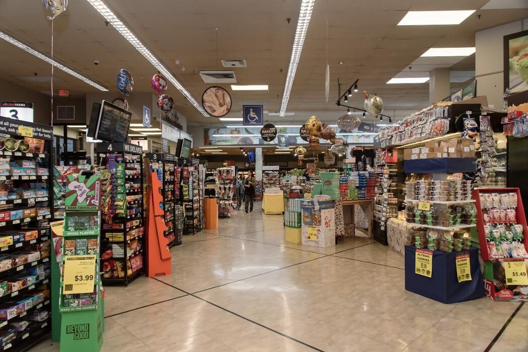 Images Holiday Farms Supermarket