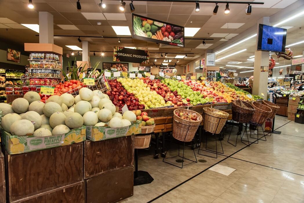 Images Holiday Farms Supermarket