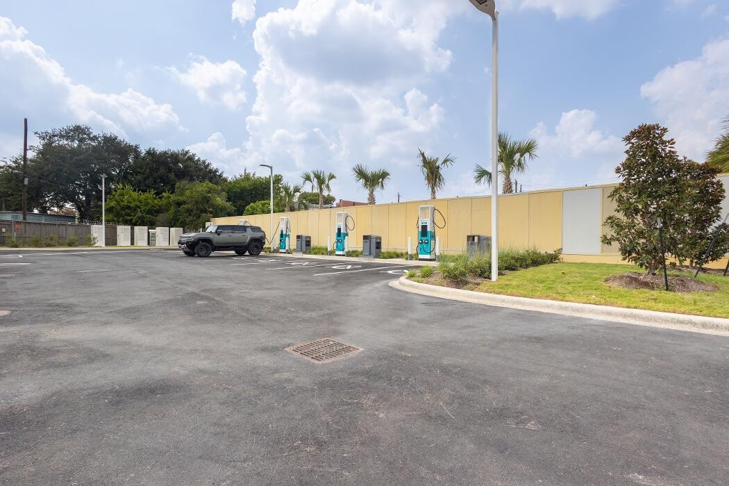 Images Shell Recharge Charging Station