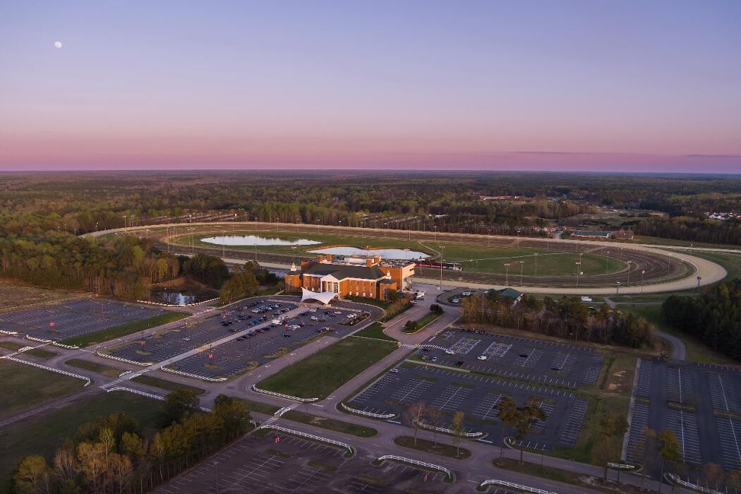 Images Colonial Downs Racetrack