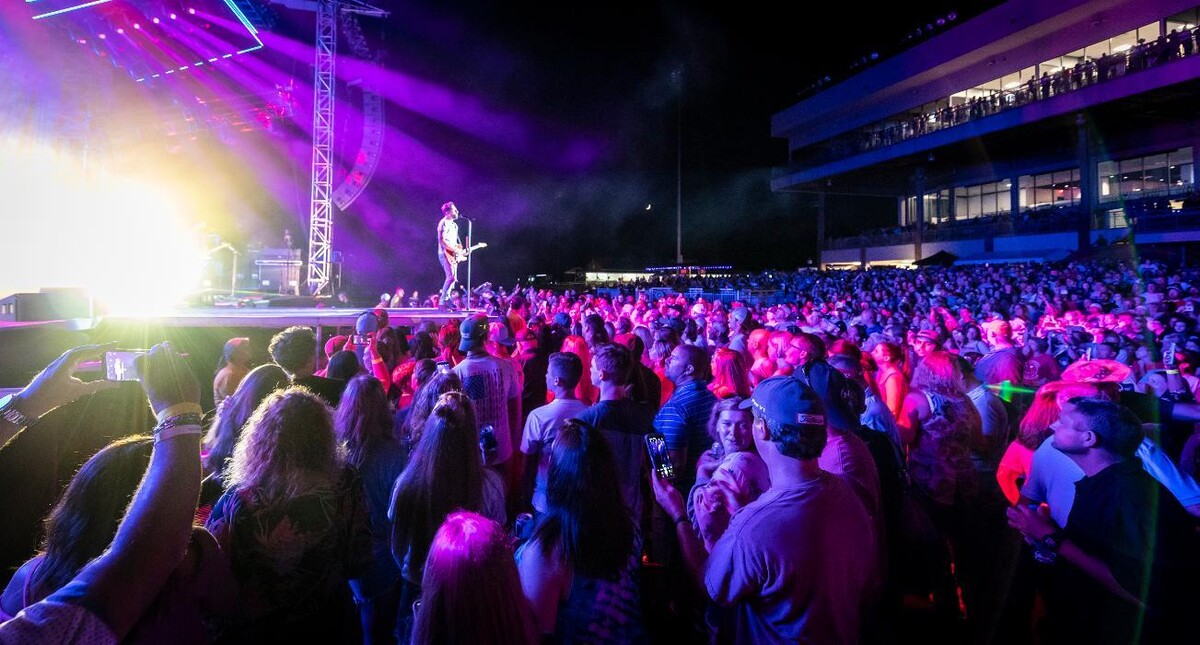 Images Colonial Downs Racetrack
