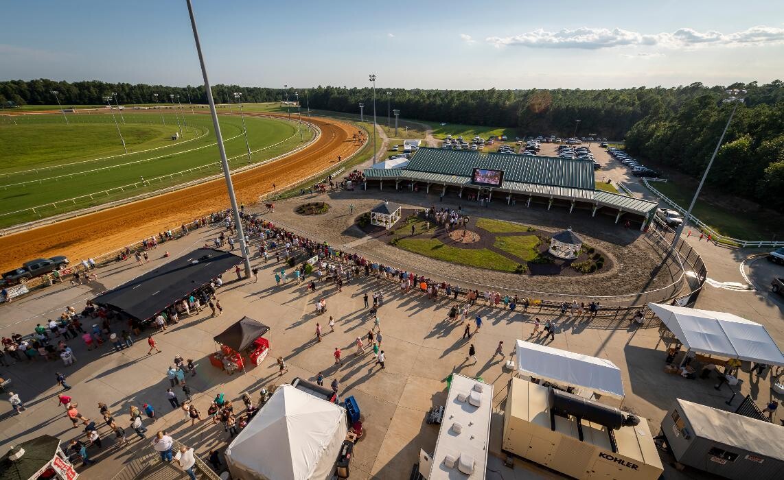 Images Colonial Downs Racetrack