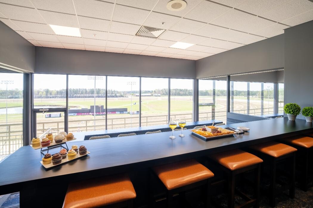 Images Colonial Downs Racetrack