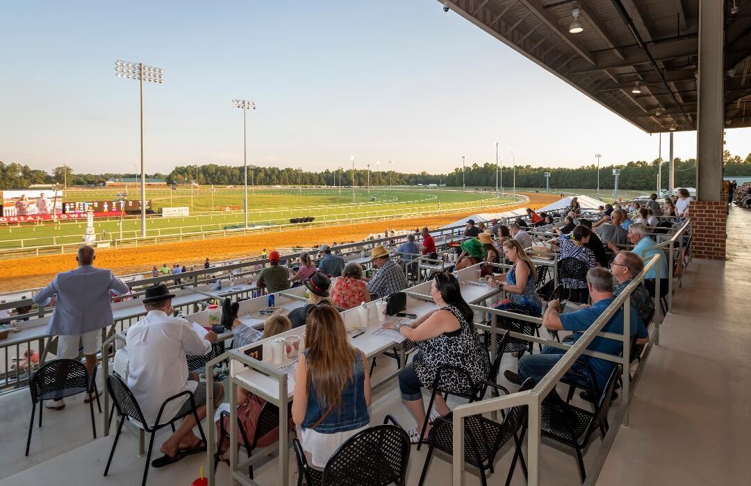 Images Colonial Downs Racetrack