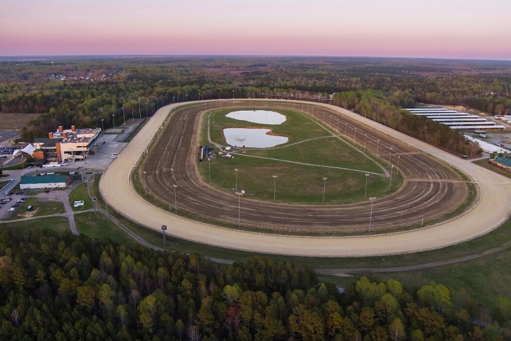 Images Colonial Downs Racetrack