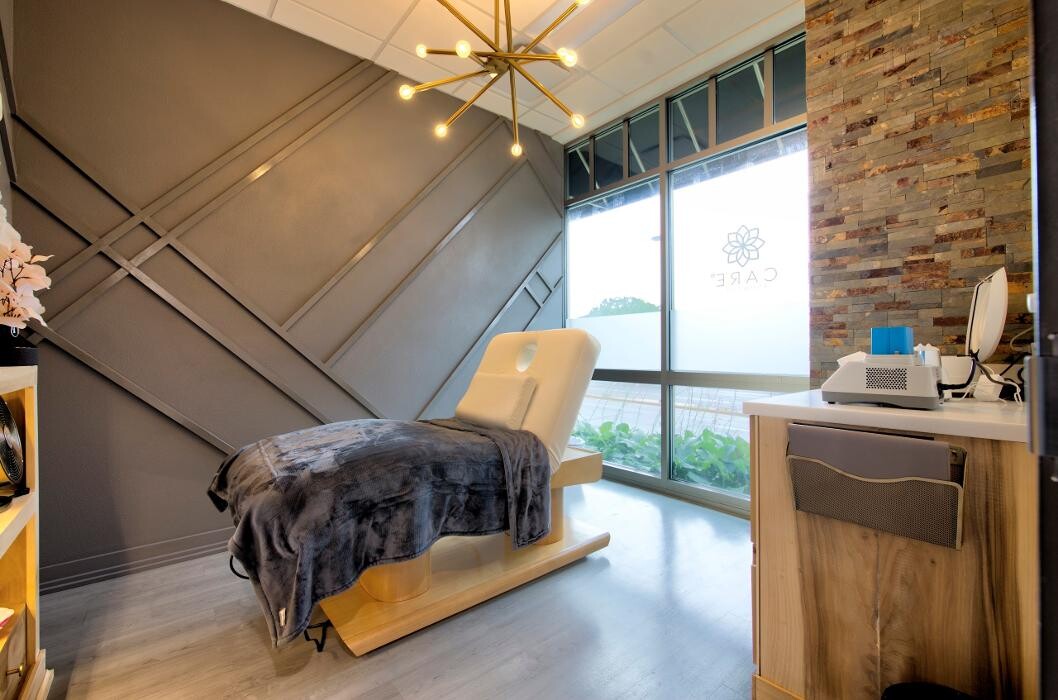 Images Distinctive Dental Implants, April Tressler, DDS/AFAAID