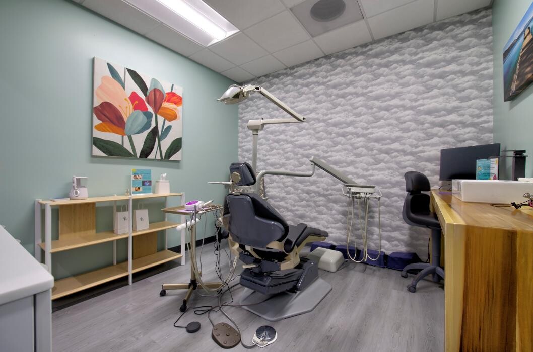 Images Distinctive Dental Implants, April Tressler, DDS/AFAAID