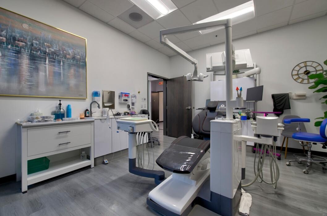 Images Distinctive Dental Implants, April Tressler, DDS/AFAAID