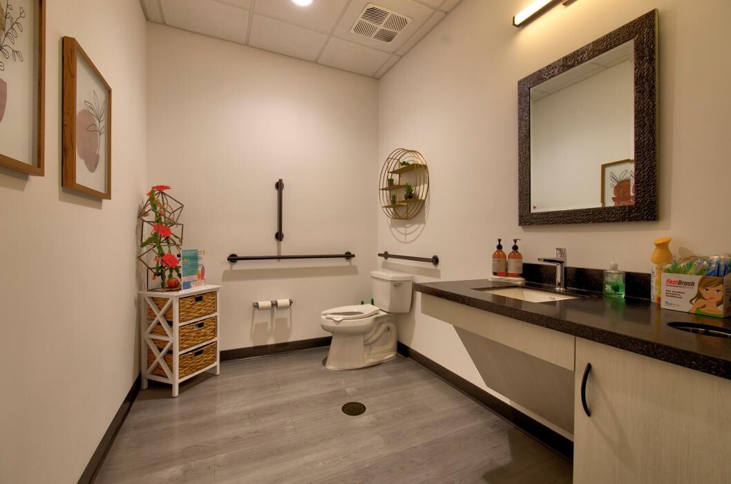 Images Distinctive Dental Implants, April Tressler, DDS/AFAAID