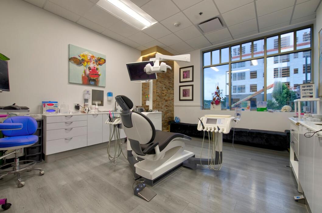 Images Distinctive Dental Implants, April Tressler, DDS/AFAAID