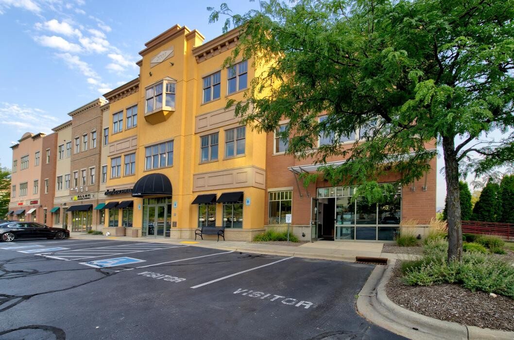 Images Distinctive Dental Implants, April Tressler, DDS/AFAAID