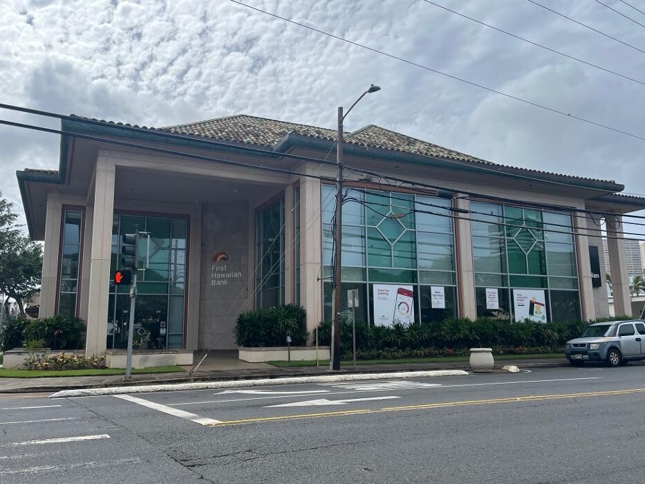 Images First Hawaiian Bank University Branch