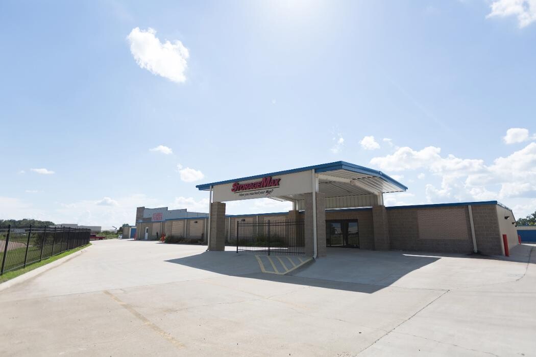 Images StorageMax Gluckstadt on Distribution Dr