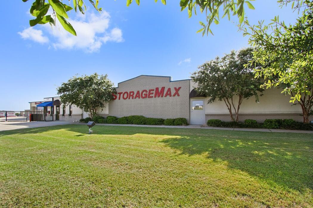 Images StorageMax Gluckstadt on Distribution Dr