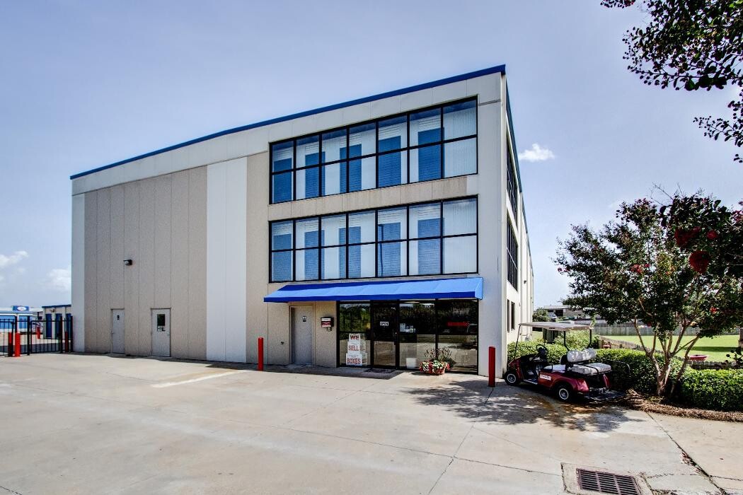 Images StorageMax Gluckstadt on Distribution Dr
