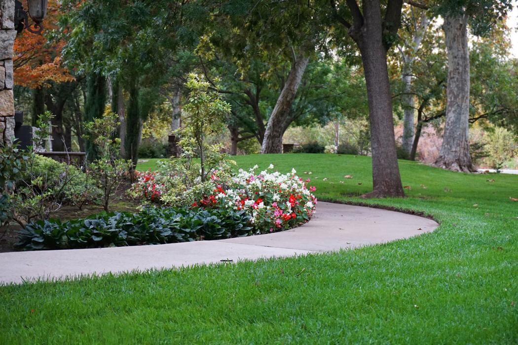 Images Legendary Landscaping Inc.