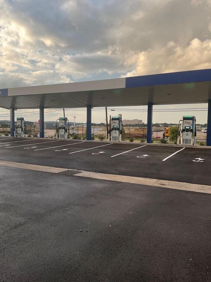 Images bp pulse Charging Station