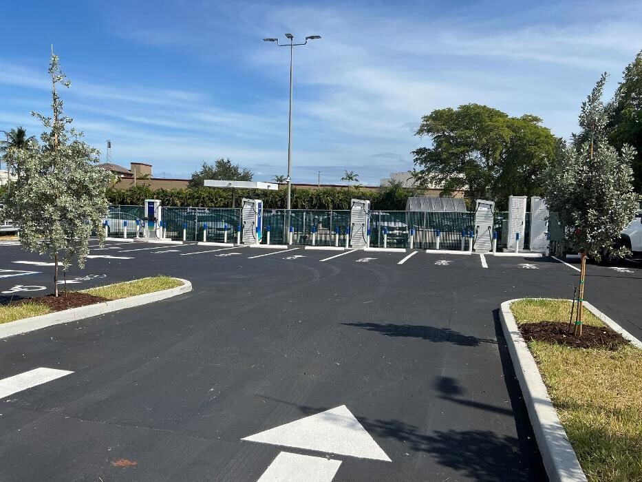 Images bp pulse Charging Station