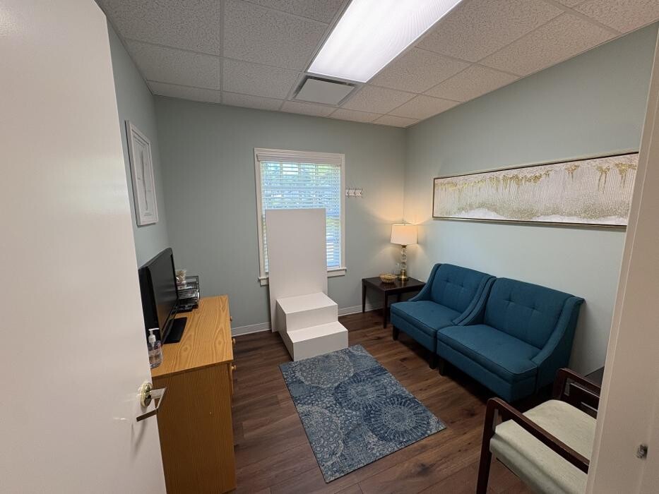 Images Center for Vein Restoration | Dr. Lindy McHutchison