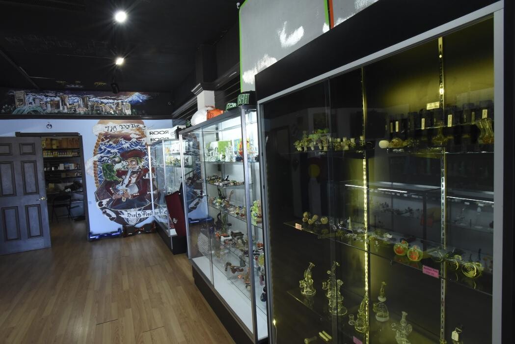 Images 710 Pipes - Smoke Shop