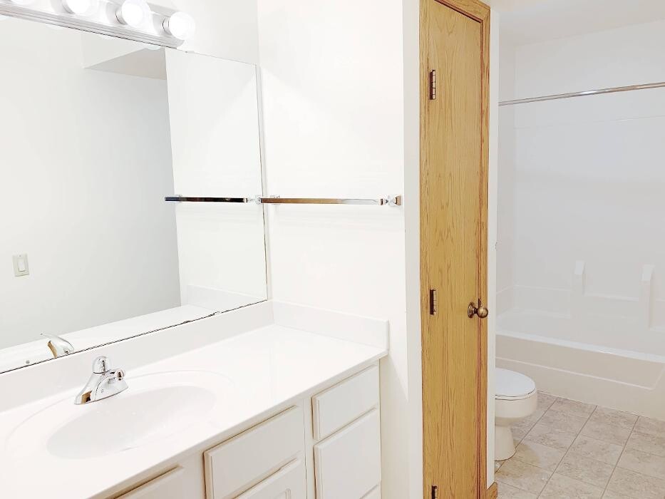 Images Oakbridge Court Apartments