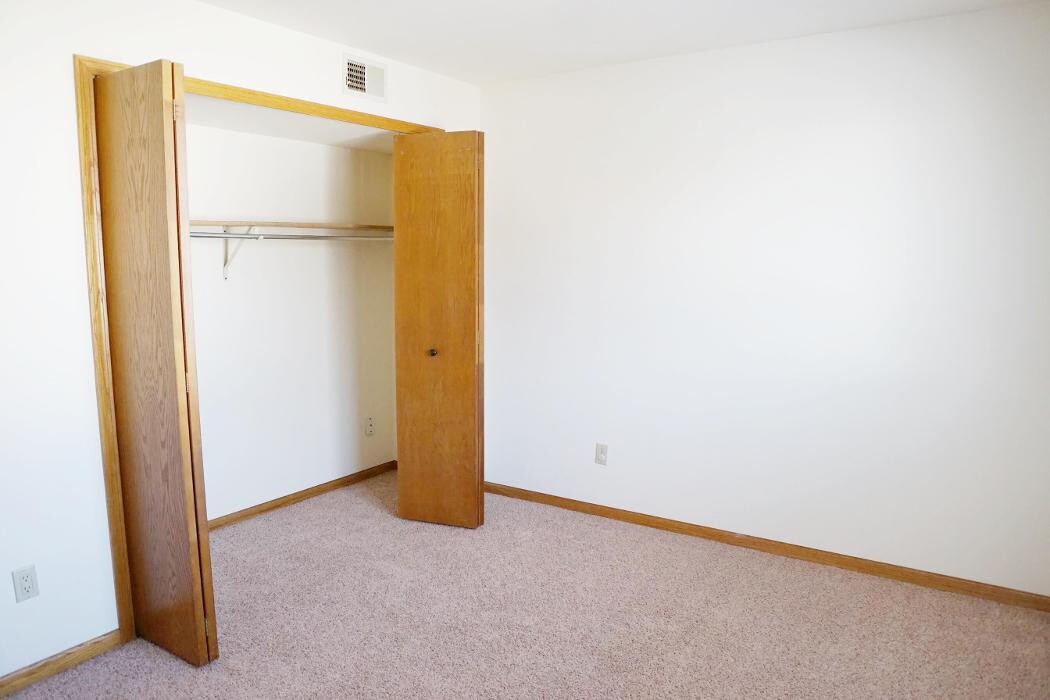 Images Oakbridge Court Apartments