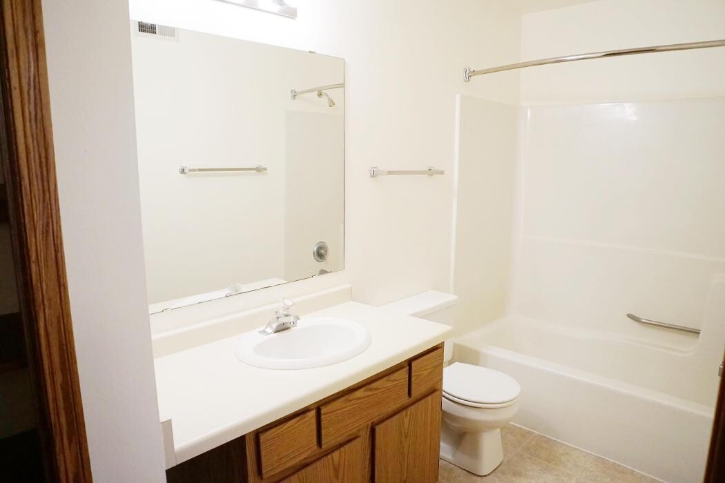 Images Oakbridge Court Apartments