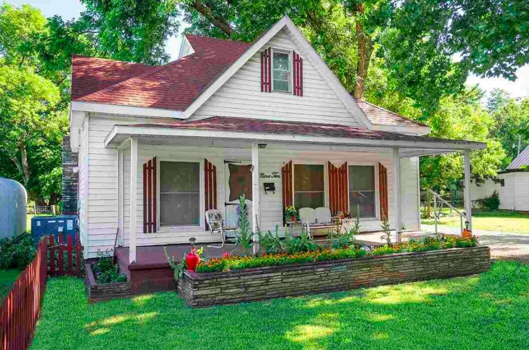 Images Real Estate Professionals: Dolores Lemon and Associates