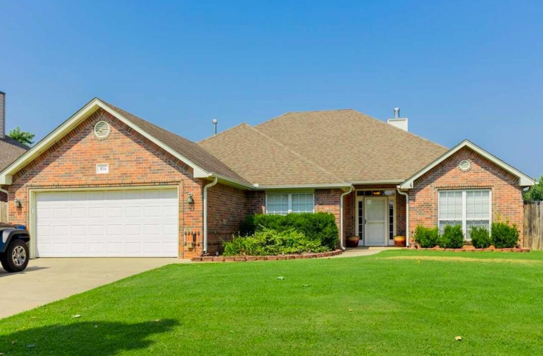 Images Real Estate Professionals: Dolores Lemon and Associates