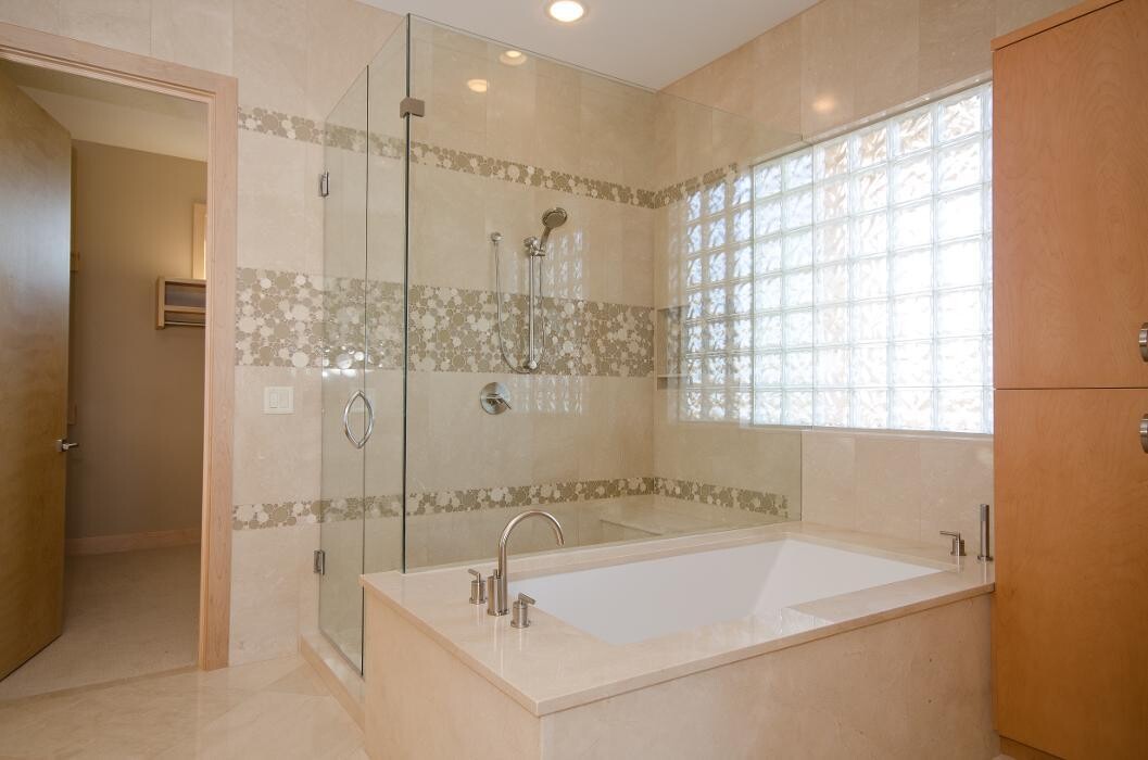Images Bell Mirror & Glass Inc.