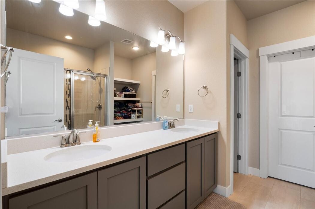 Images Peak Properties