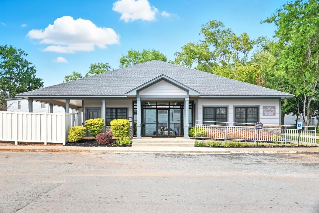 Images Summer Tree Apartments