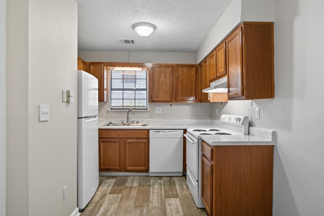 Images Summer Tree Apartments