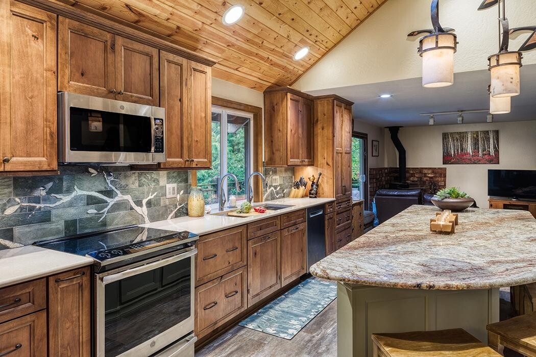 Images Eagle River Cabinets, Inc.