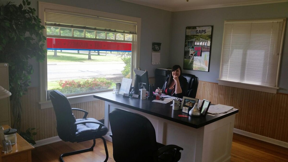 Images Farmers Insurance - Larissa DeHart
