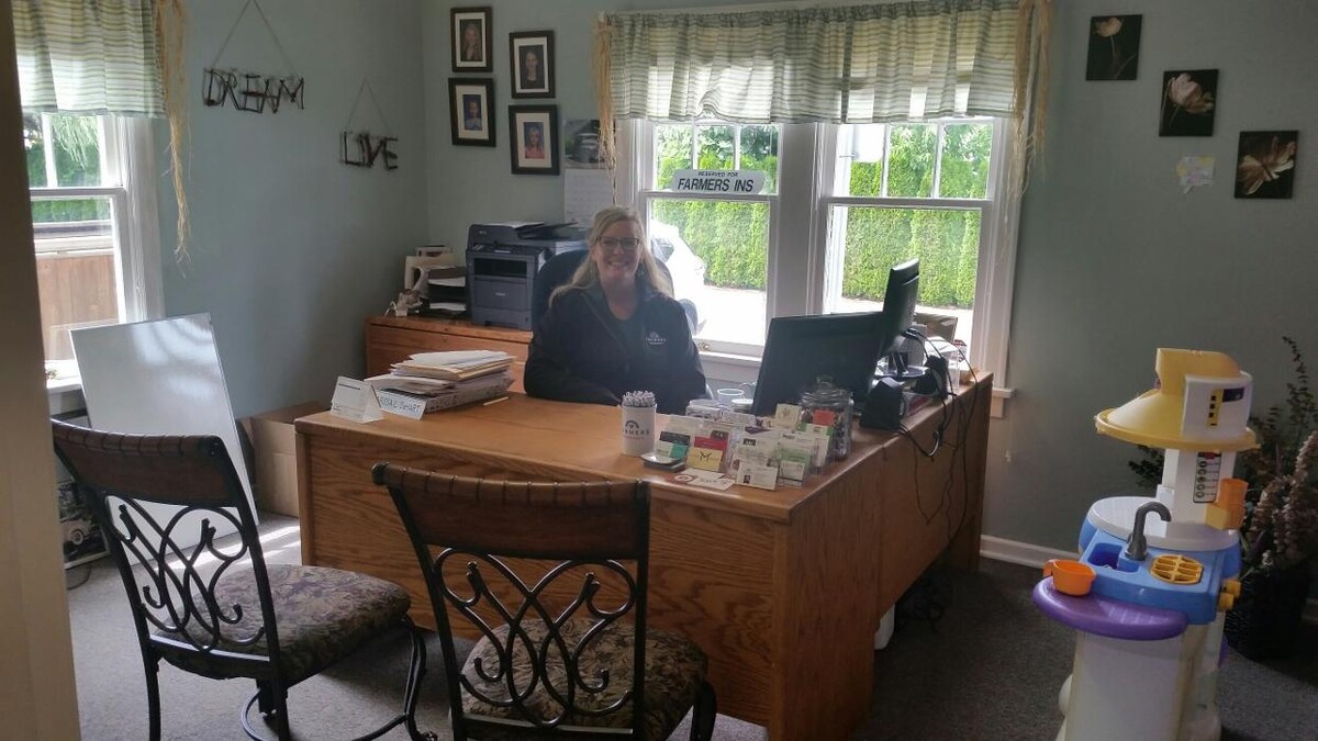 Images Farmers Insurance - Larissa DeHart